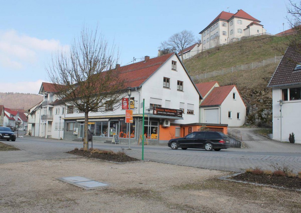 Das Hettinger Schloss ist ein Blickfang im Städtchen. Doch es gibt keine Läden außer einem Bäcker und einem Friseur. Auch der Dorfplatz wartet auf seine Neugestaltung.
