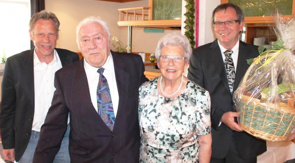 Glückwünsche zur goldenen Hochzeit von Erwin und Irma Teufel überbringen Gerhard Sprißler (links), stellvertretender Bürgermeister der Stadt Hettingen und Ehrenvorsitzender des TSV Inneringen, sowie Gerhard Flöß (rechts), Vorsitzender des TSV Inneringen.