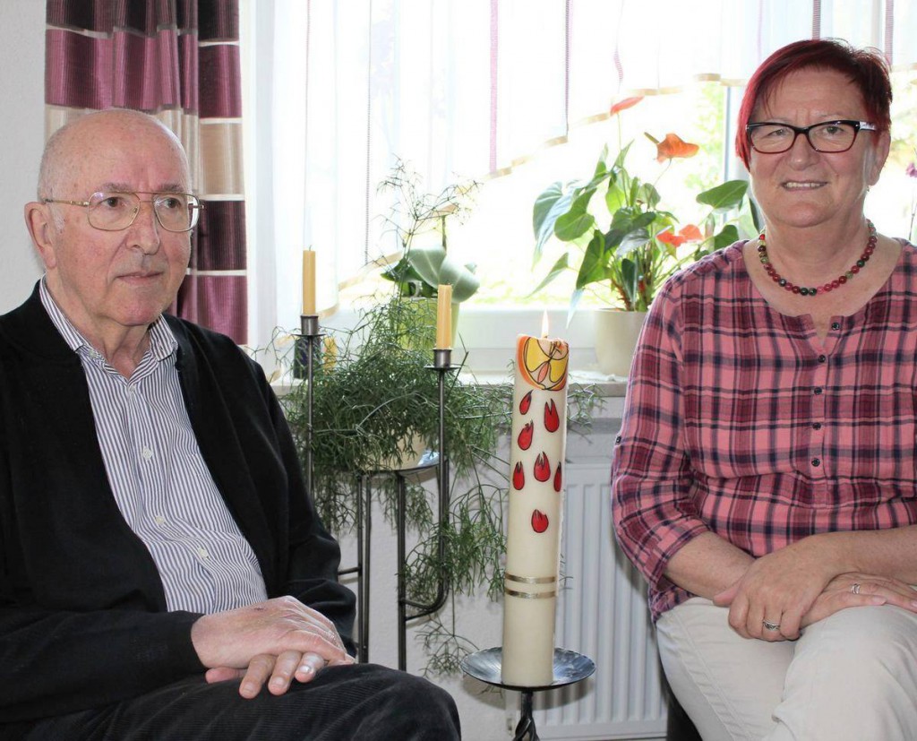 Pfarrer Karl Hospach und seine Schwester Lydia, die ihm all die Jahre treu als Pfarrhaushälterin zur Seite steht. Ganz selten zündet er die Kerze an, welche er zur Priesterweihe überreicht bekam.