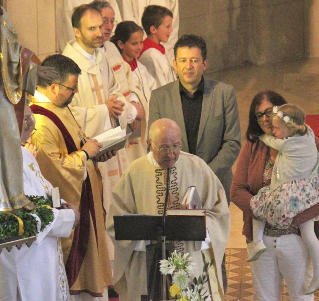 Pfarrer Karl Hospach ist eine wichtige Stütze in der Kirchengemeinde Inneringen. Hinter ihm stehen sein Neffe Hartmut Guhl, der die Fürbitten gelesen hat, und Nichte Margot Jöckel mit ihrer Tochter Ida.