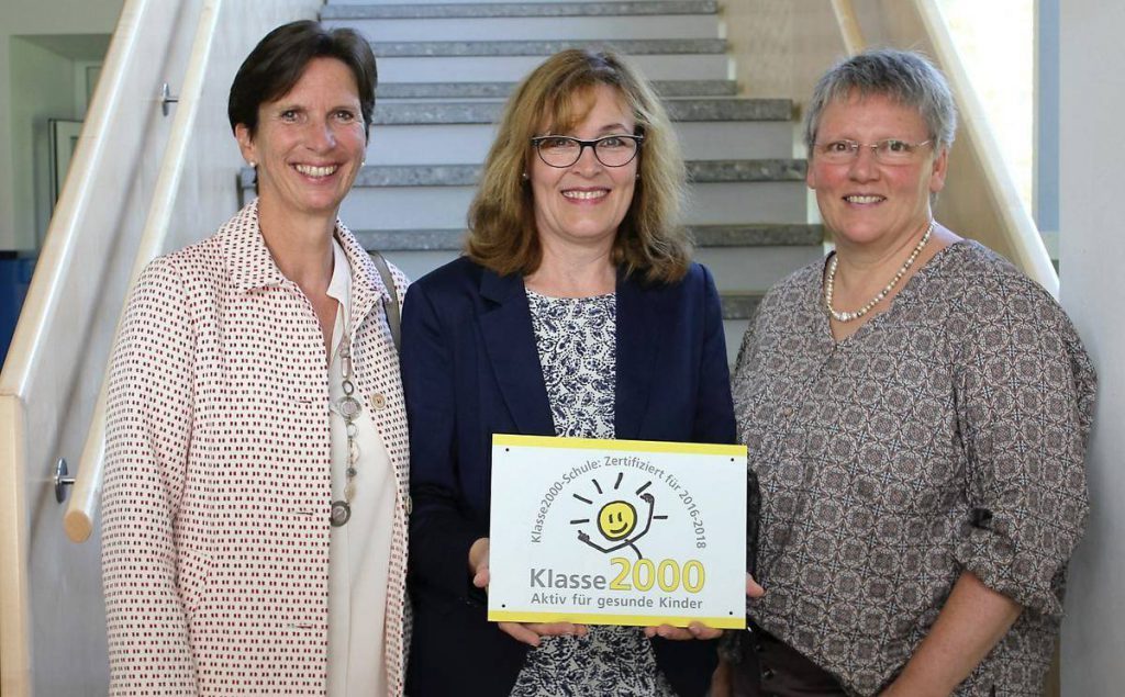 Bürgermeisterin Dagmar Kuster, Schulleiterin Gudrun Zillhart und Fördervereinsvorsitzende Birgitte Gluitz (von links) sind stolz auf die vierte erfolgreiche Verlängerung des Zertifikats „Klasse 2000“, welches die Schule als besonders engagiert im Bereich der Gesundheitsförderung und Suchtprä- vention auszeichnet.