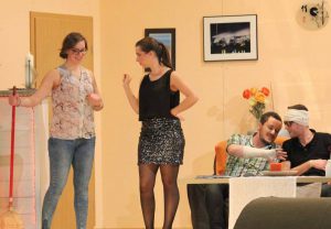 Bei der turbulenten Theateraufführung rätseln alle, wo der verschwundene Bräutigam denn wohl stecken kann